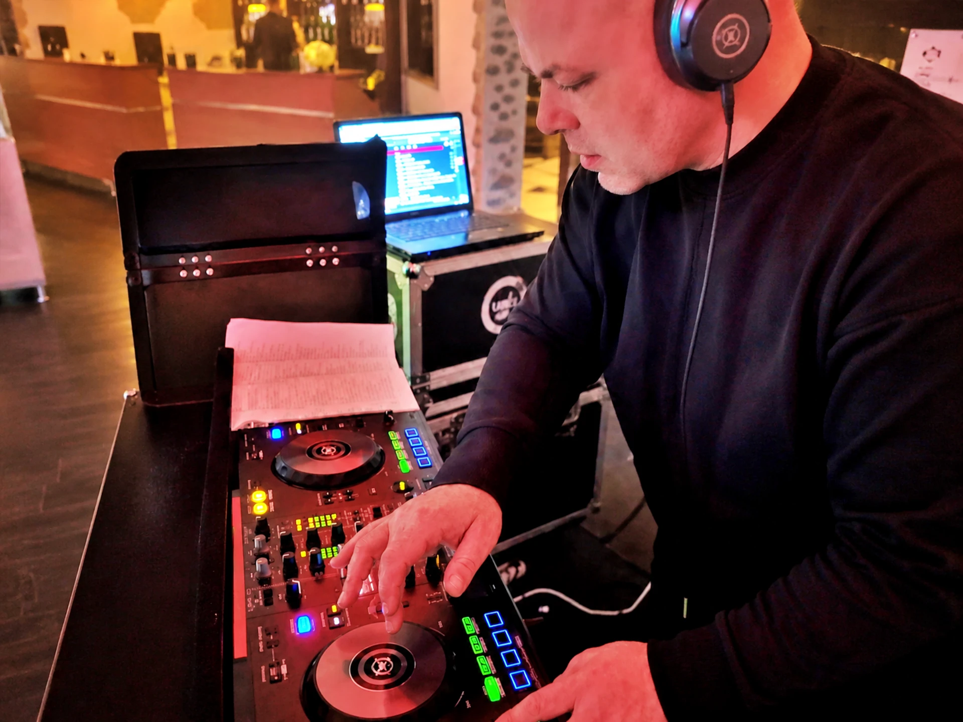 DJ Arek prowadzący imprezę